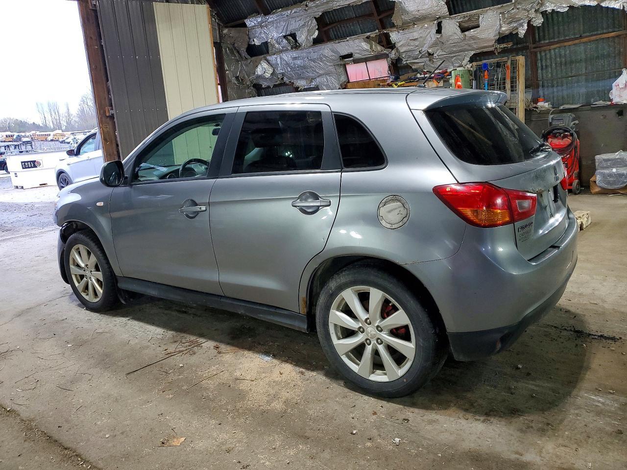 2013 Mitsubishi Outlander Sport Es - zdjęcie 2