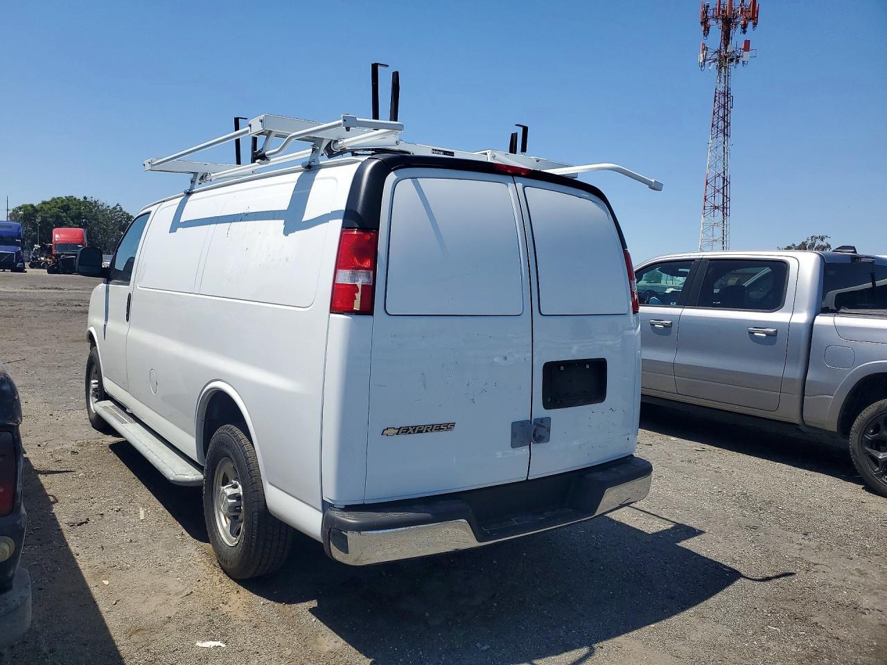 2022 Chevrolet Express G2500 - zdjęcie 2