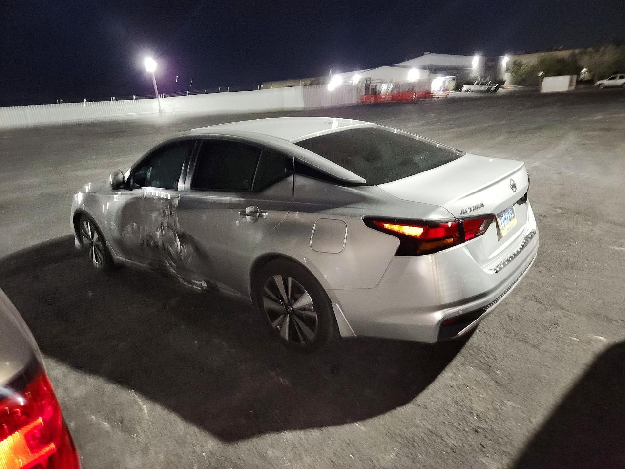 2021 Nissan Altima Sv - zdjęcie 2