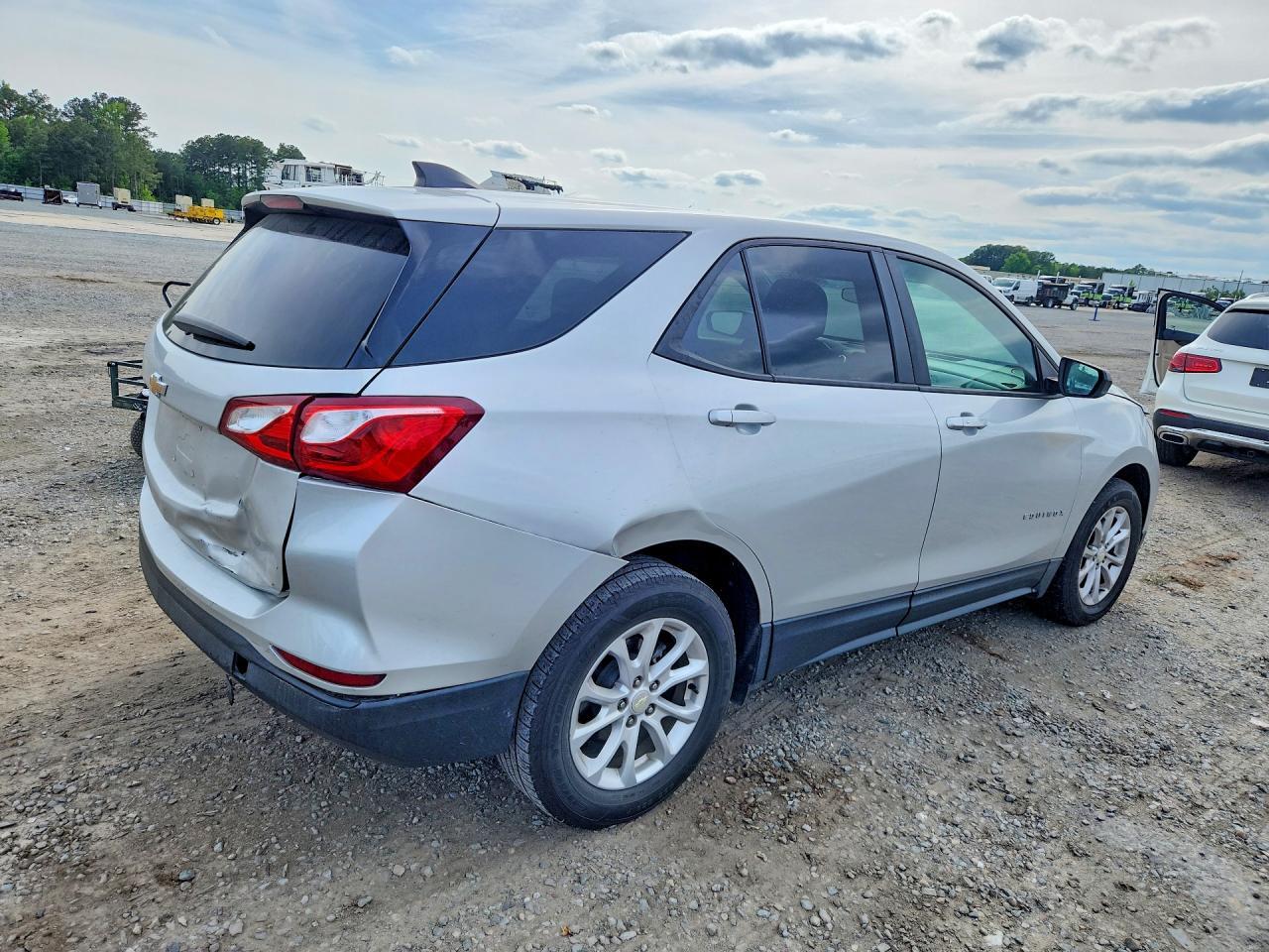 2020 Chevrolet Equinox Ls - zdjęcie 3