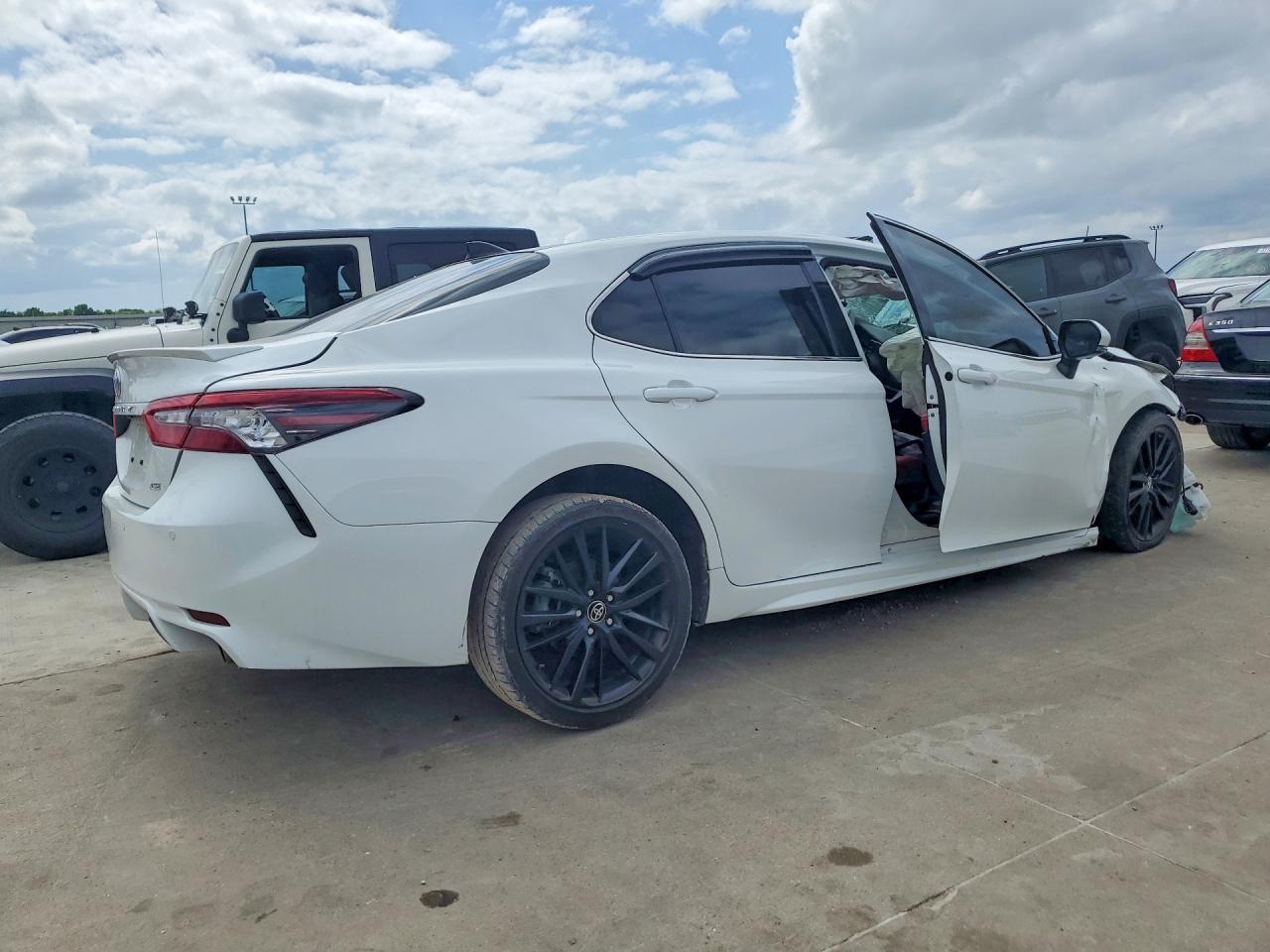 2024 Toyota Camry Xse V6 - zdjęcie 3