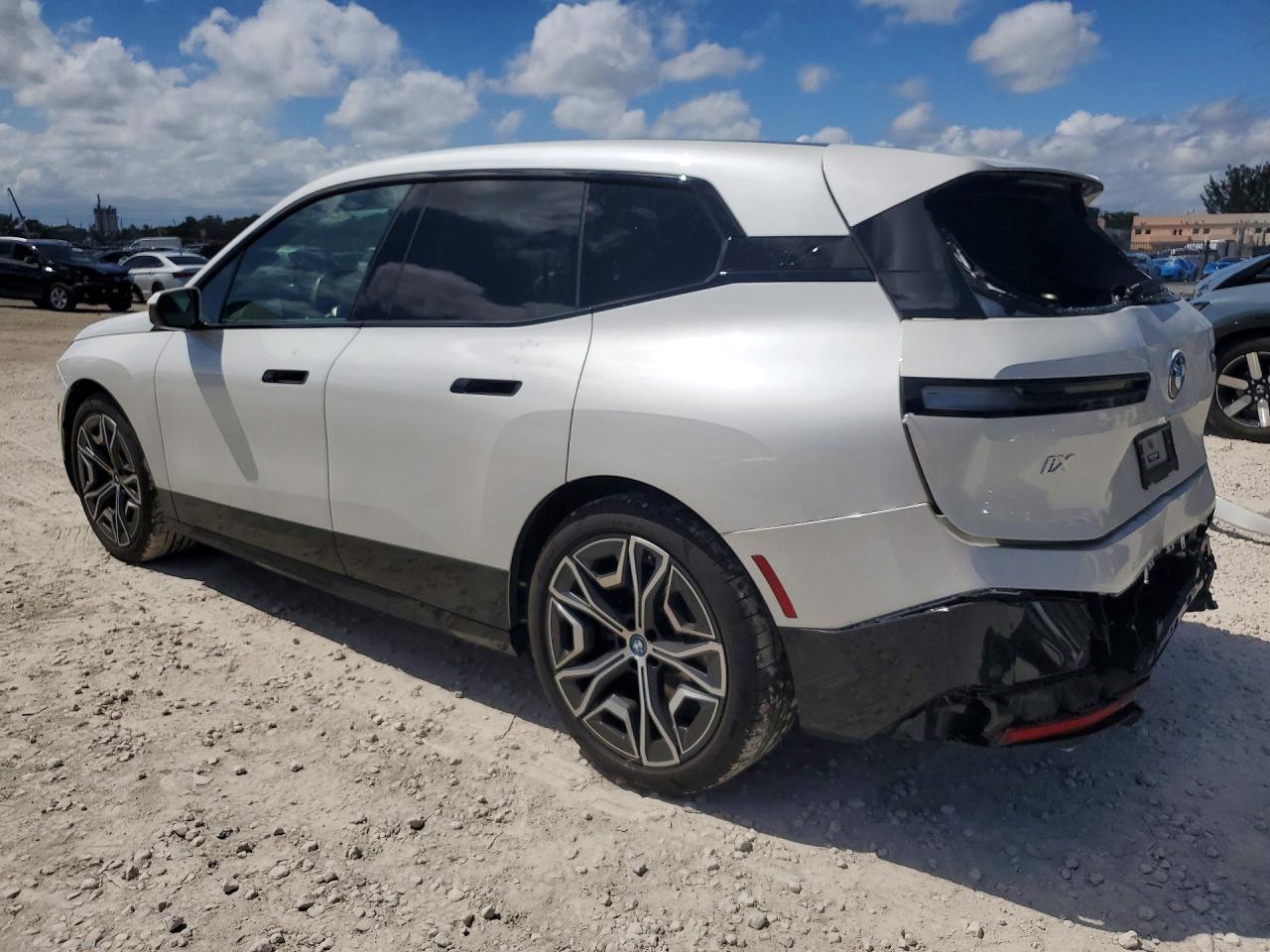 2023 BMW Ix xDrive50 - zdjęcie 2