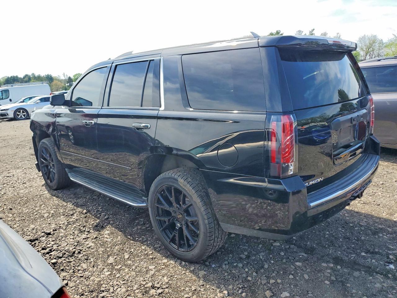 2017 GMC Yukon Denali - zdjęcie 2