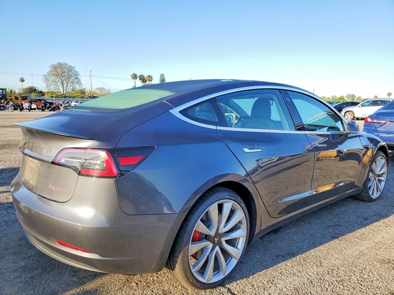 2019 Tesla Model 3 - zdjęcie 3