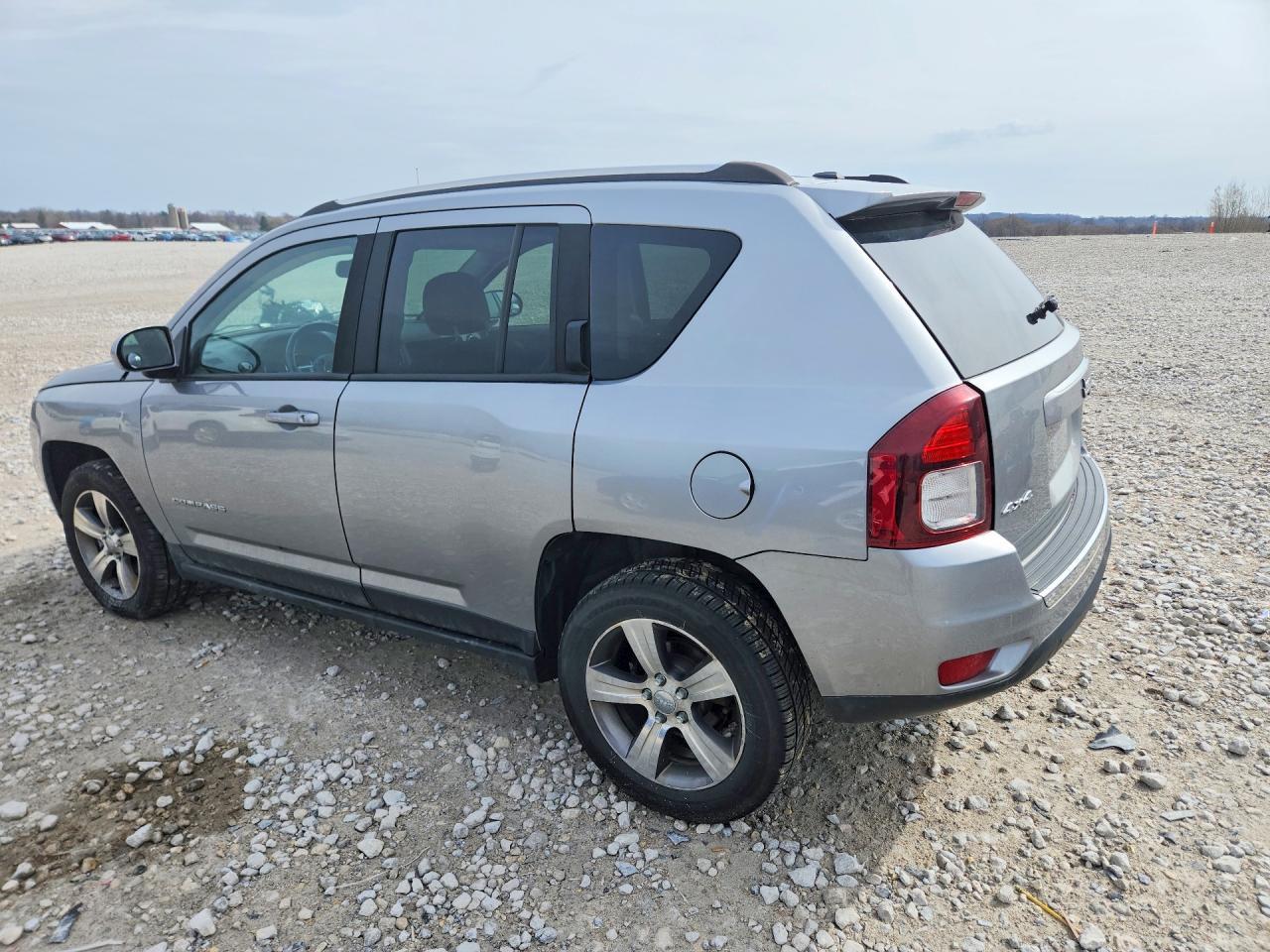 2016 Jeep Compass Latitude - zdjęcie 2
