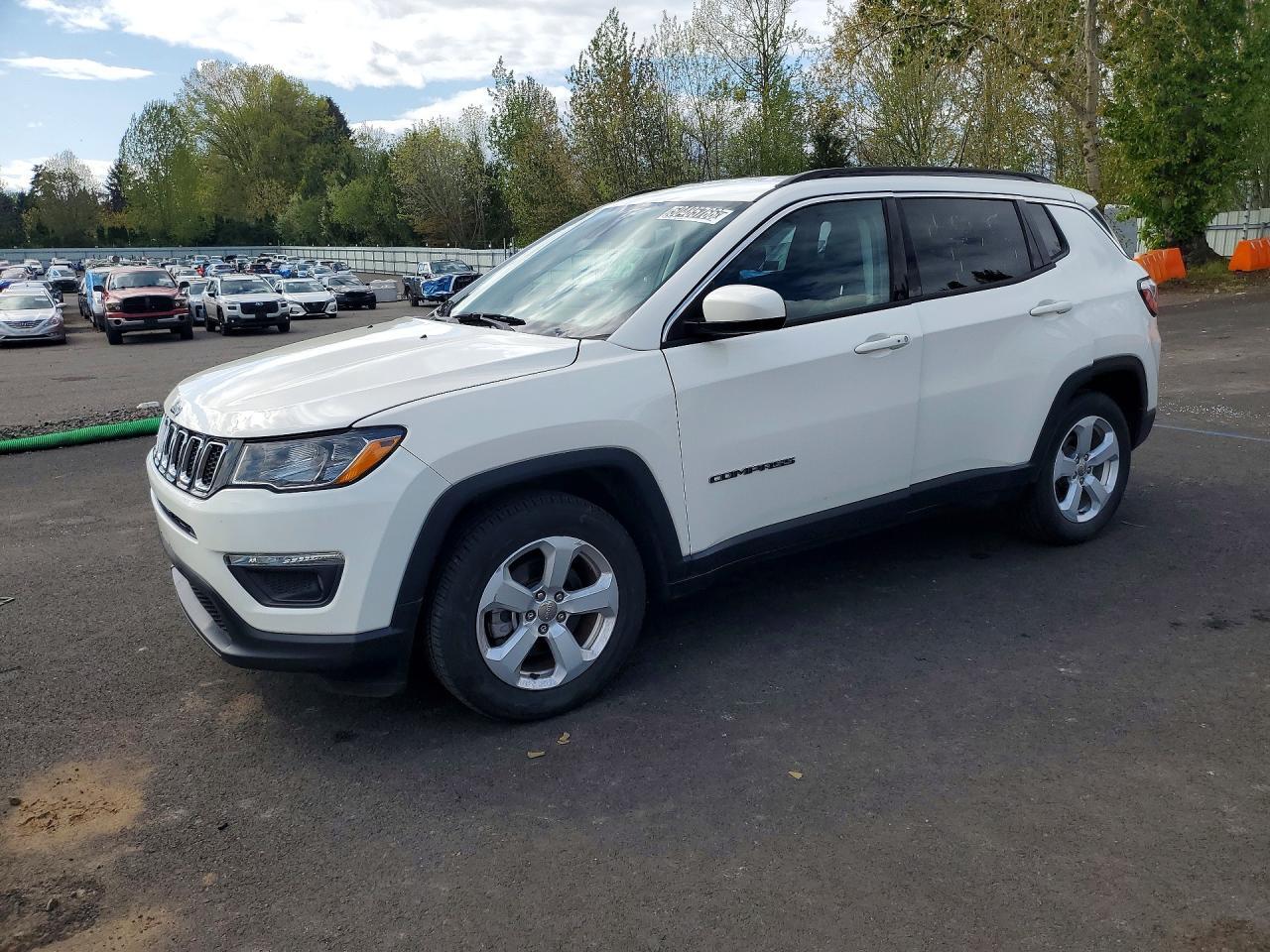 2020 Jeep Compass Latitude - zdjęcie główne