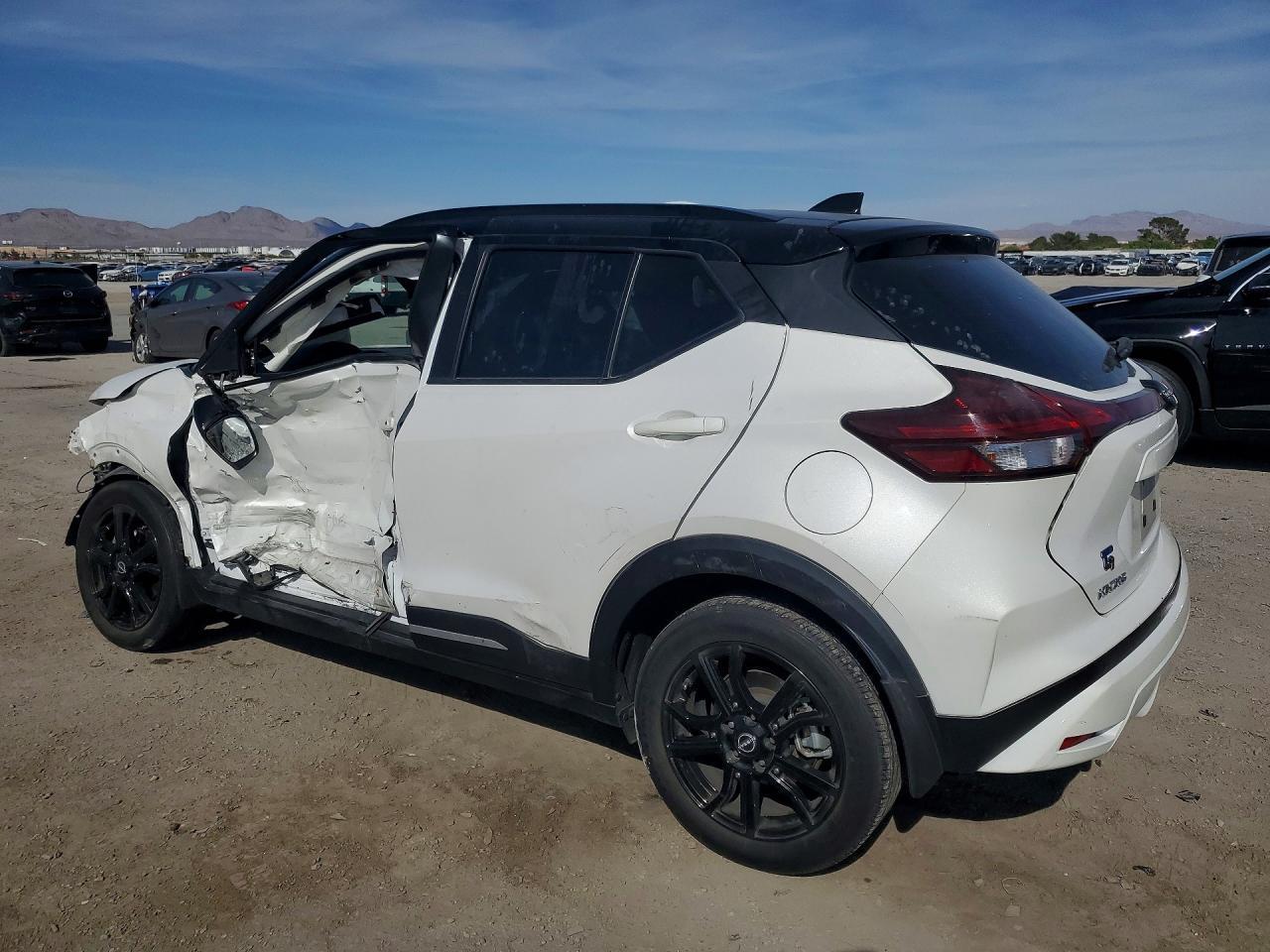 2023 Nissan Kicks Sr - zdjęcie 2