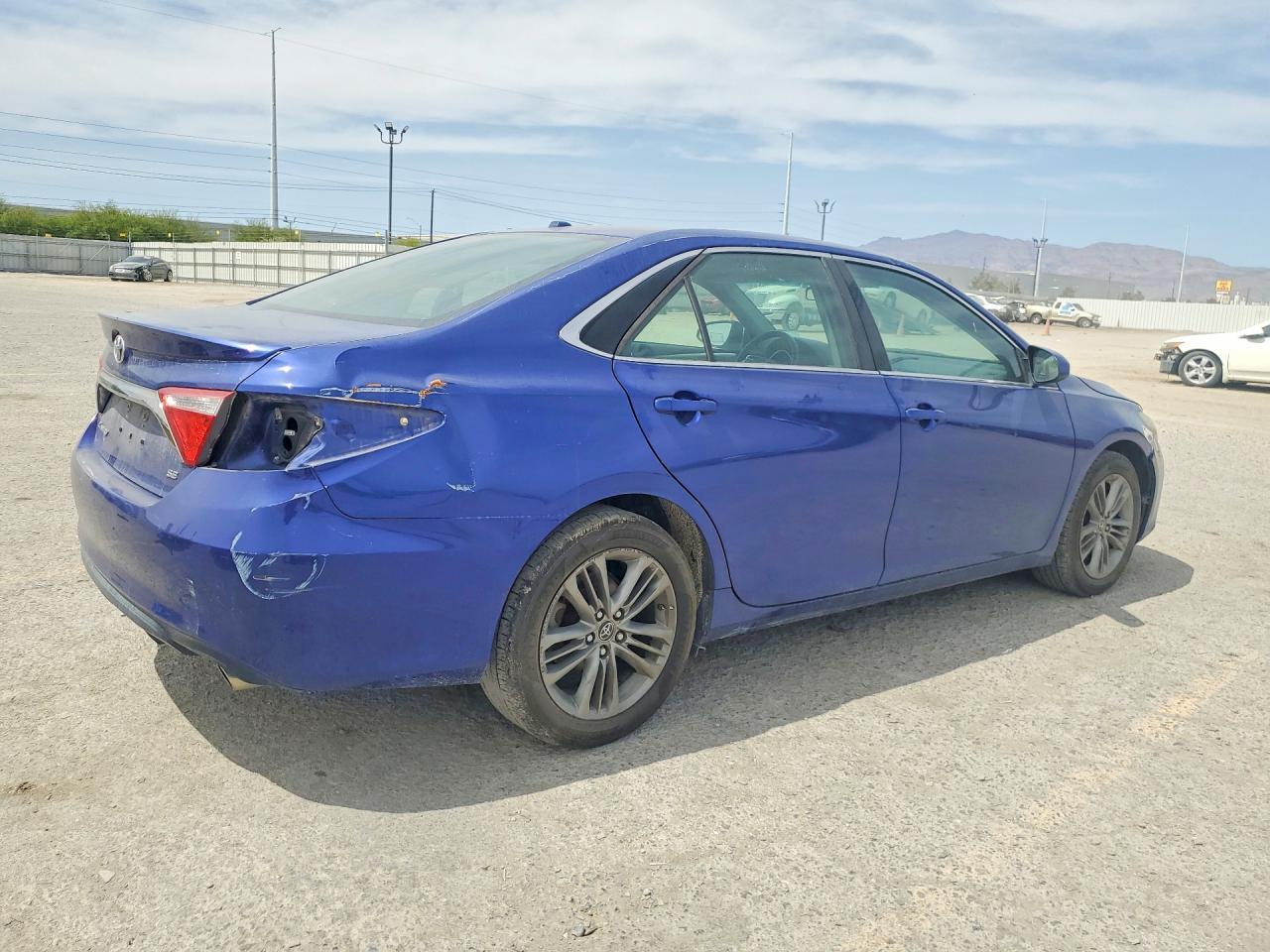 2016 Toyota Camry Le - zdjęcie 3