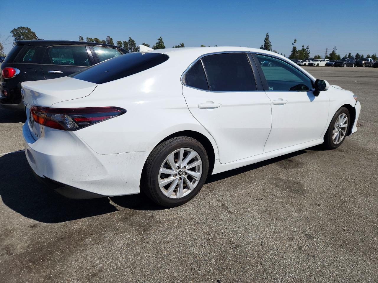 2024 Toyota Camry Le - zdjęcie 3