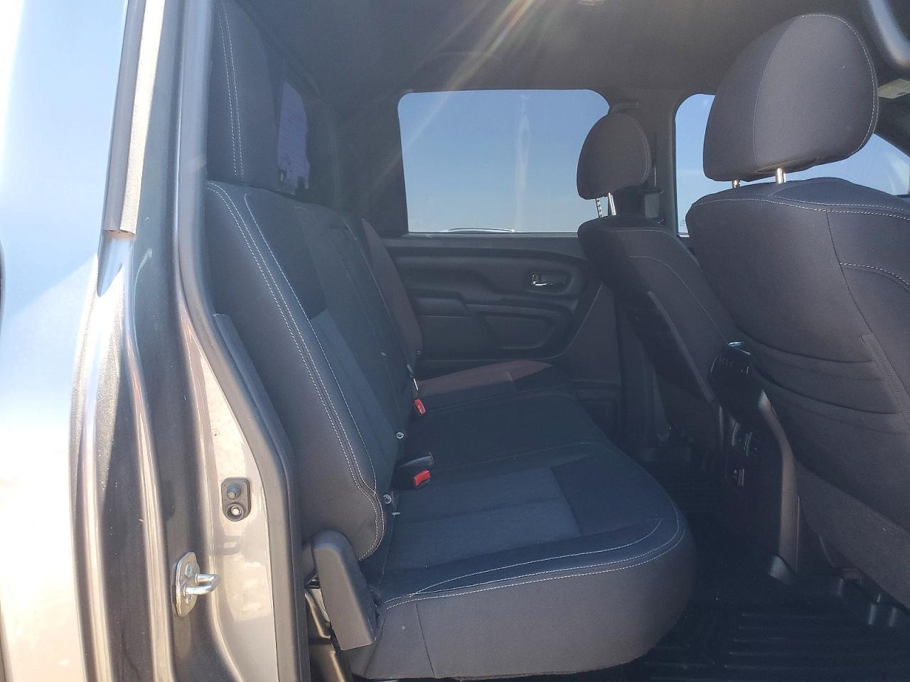 2018 Nissan Titan Sv - zdjęcie 10