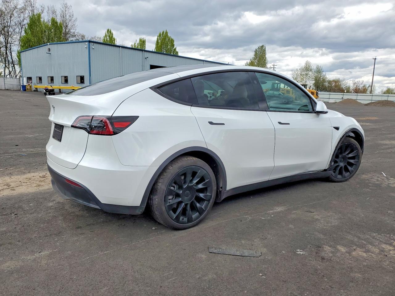 2025 Tesla Model Y - zdjęcie 3