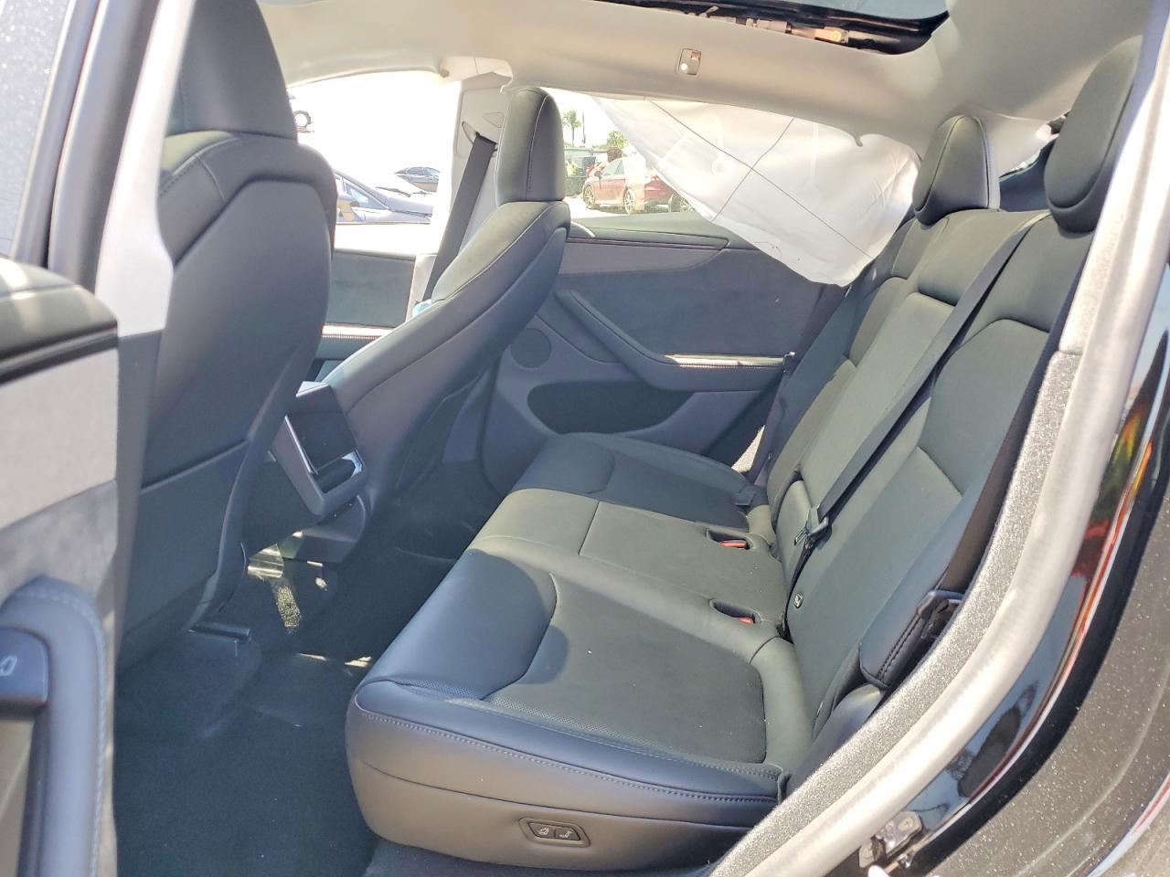 2026 Tesla Model Y - zdjęcie 10
