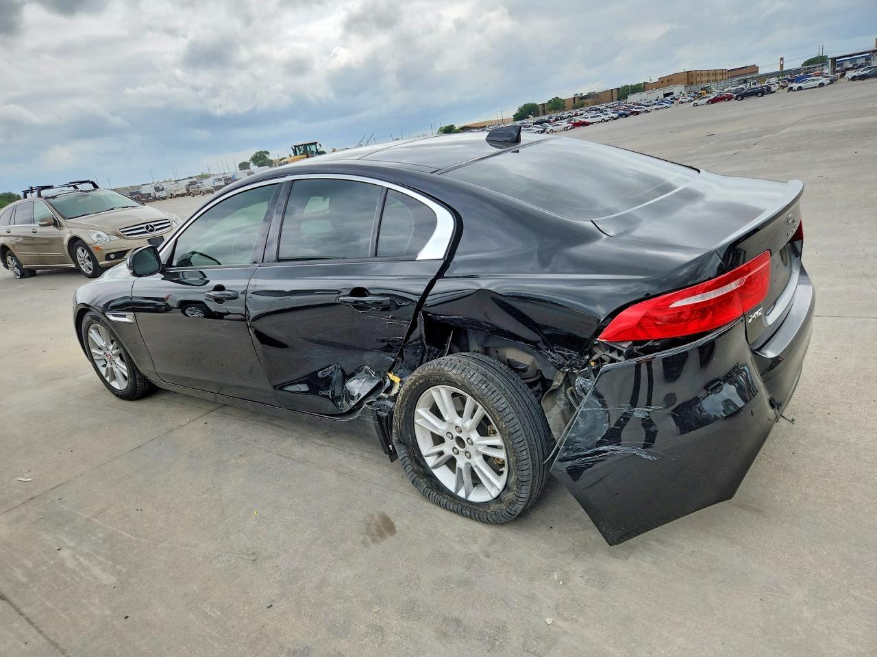 2018 Jaguar Xe Premium - zdjęcie 2