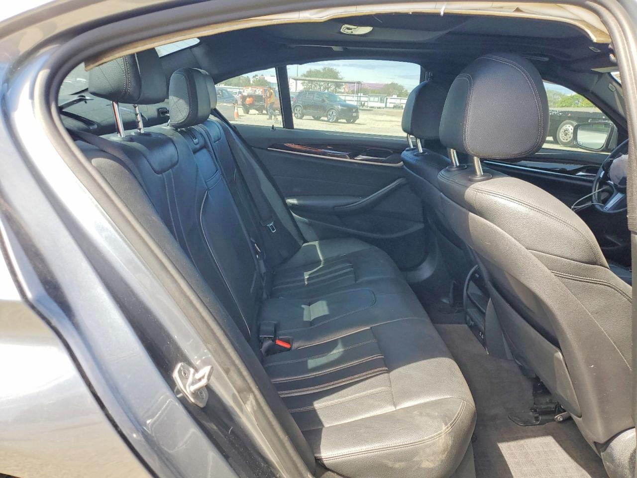 2021 BMW 530E - zdjęcie 10
