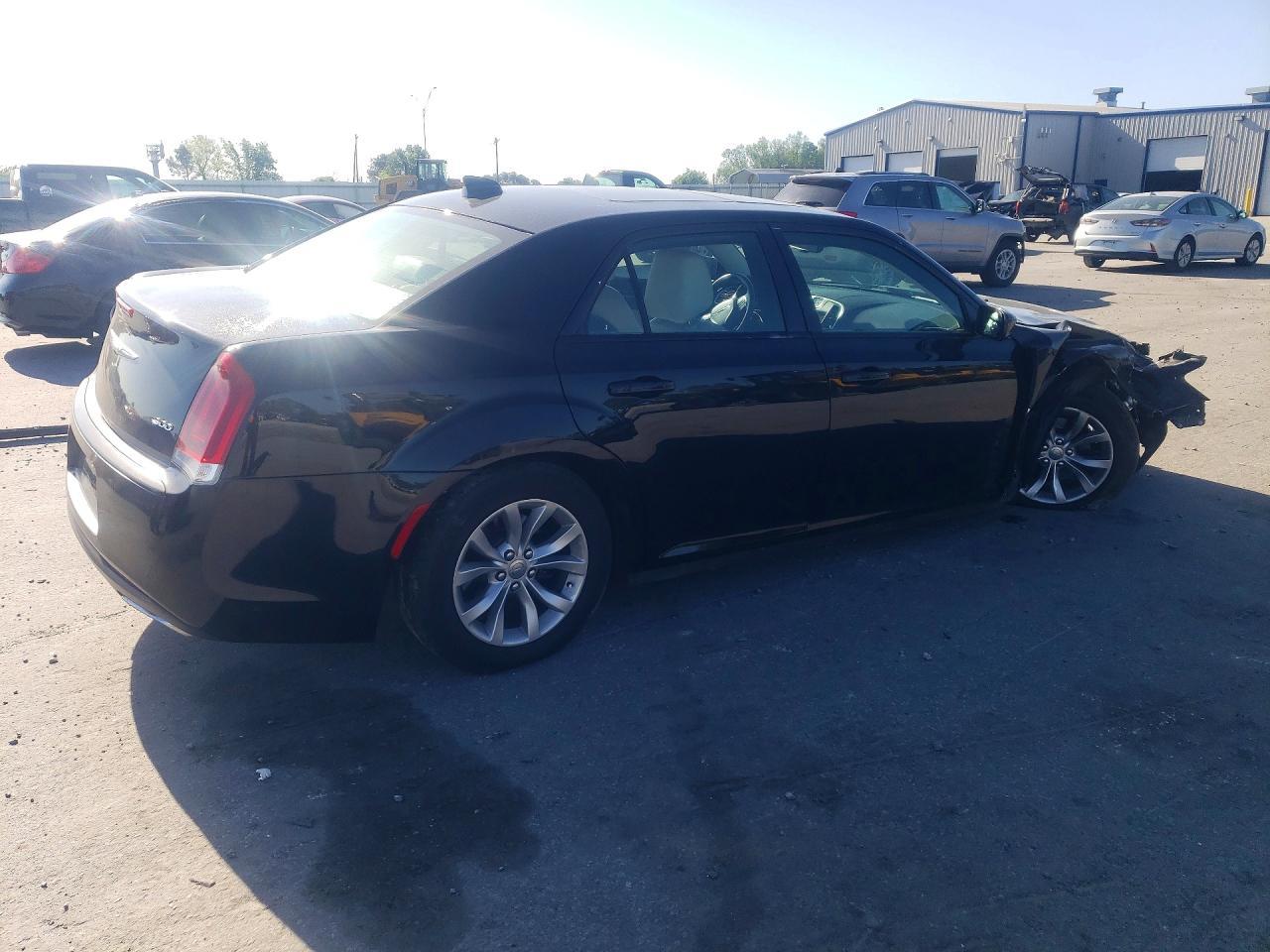 2016 Chrysler 300 Limited - zdjęcie 3