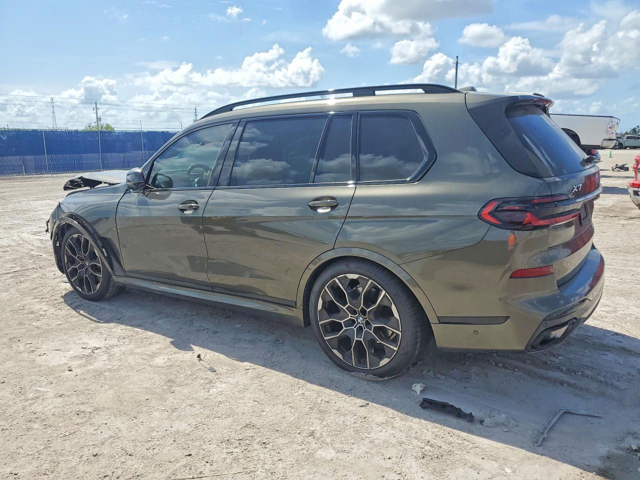 2025 BMW X7 xDrive40I - zdjęcie 2