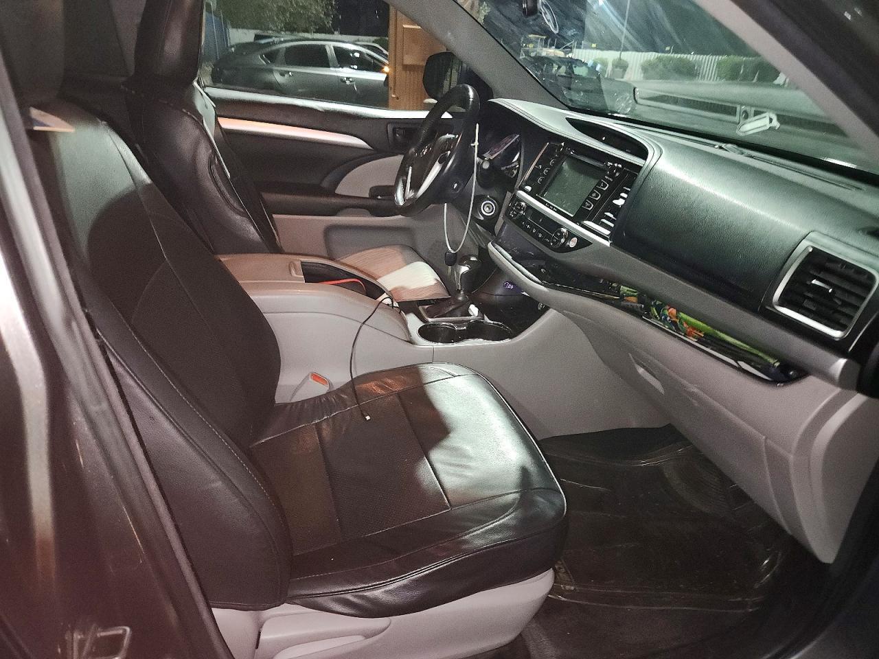 2016 Toyota Highlander Le Plus - zdjęcie 13