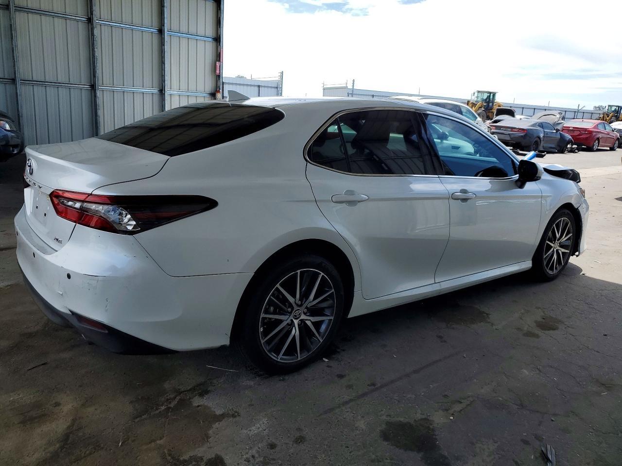 2021 Toyota Camry Xle - zdjęcie 3