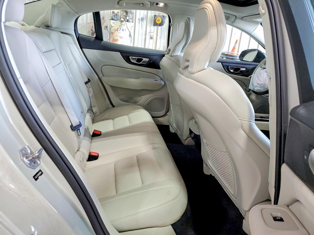 2022 Volvo S60 B5 Momentum - zdjęcie 10