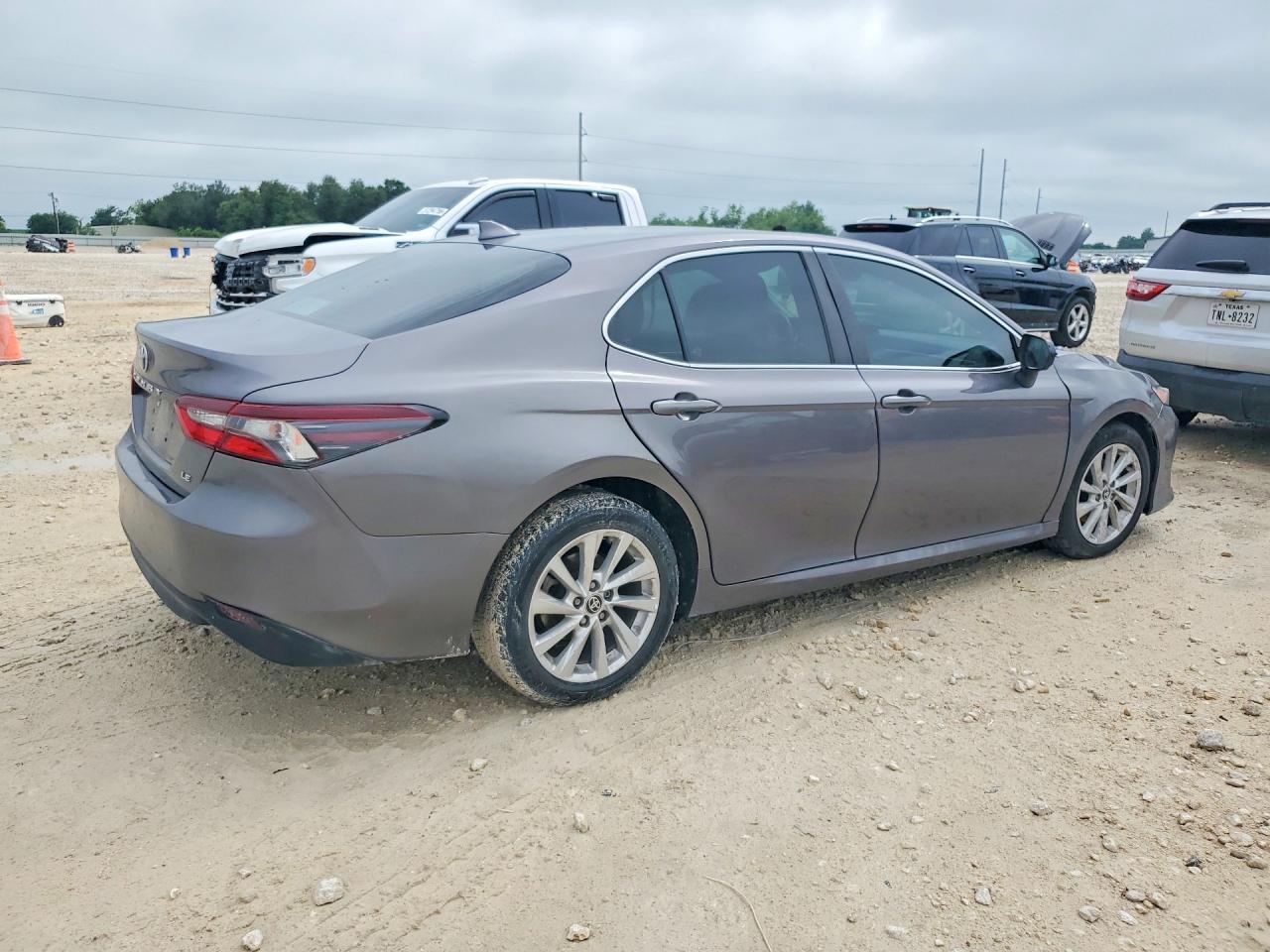 2022 Toyota Camry Le - zdjęcie 3
