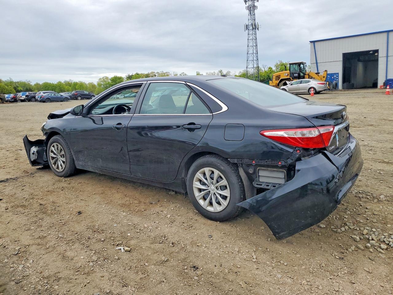 2017 Toyota Camry Le - zdjęcie 2