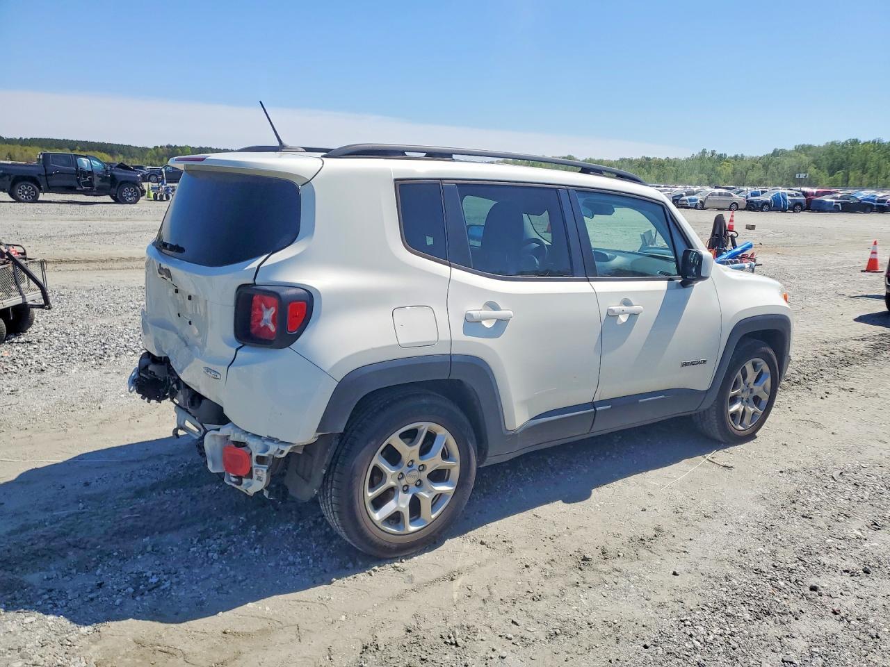 2016 Jeep Renegade Latitude - zdjęcie 3