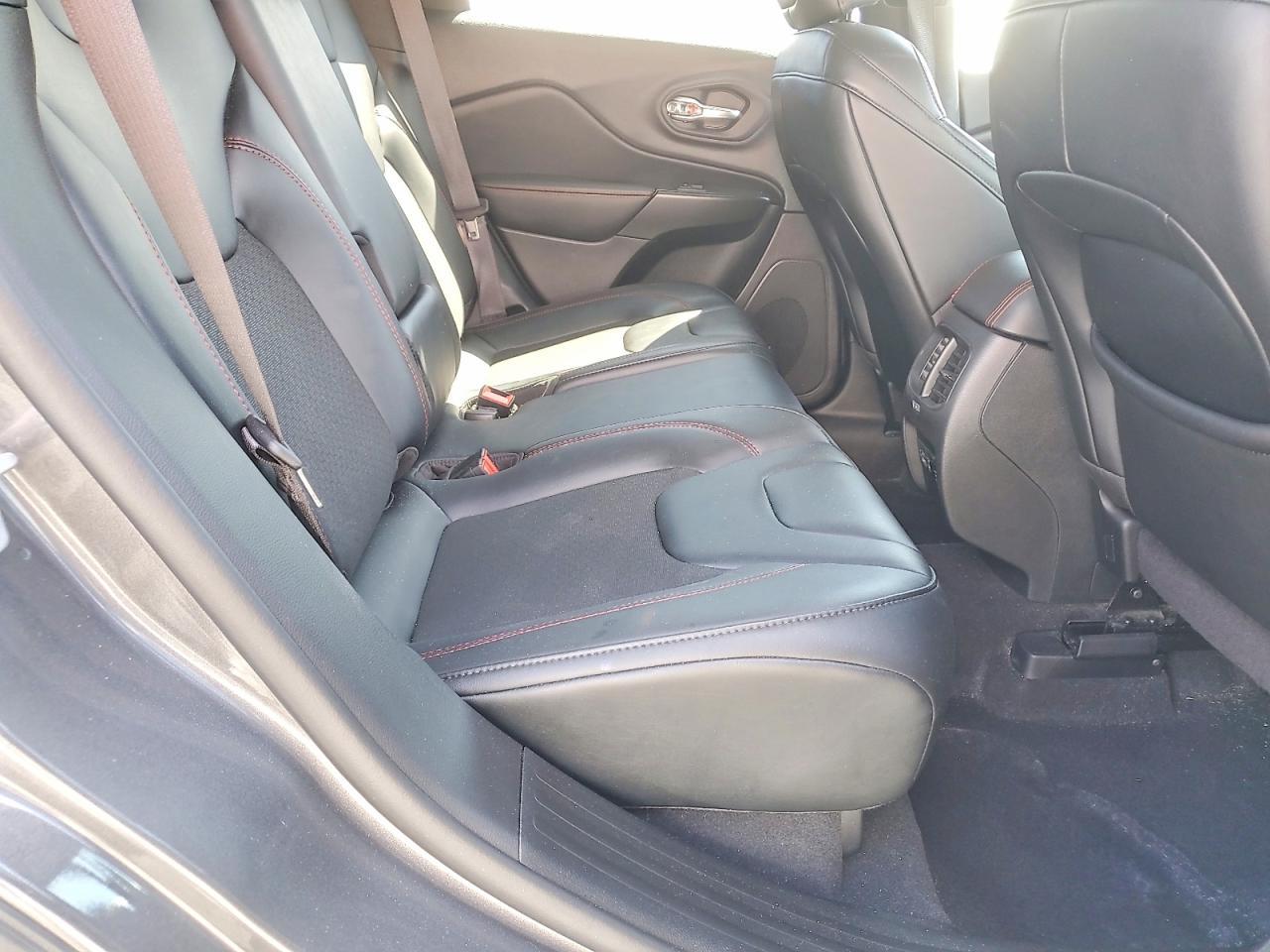 2022 Jeep Cherokee Trailhawk - zdjęcie 11