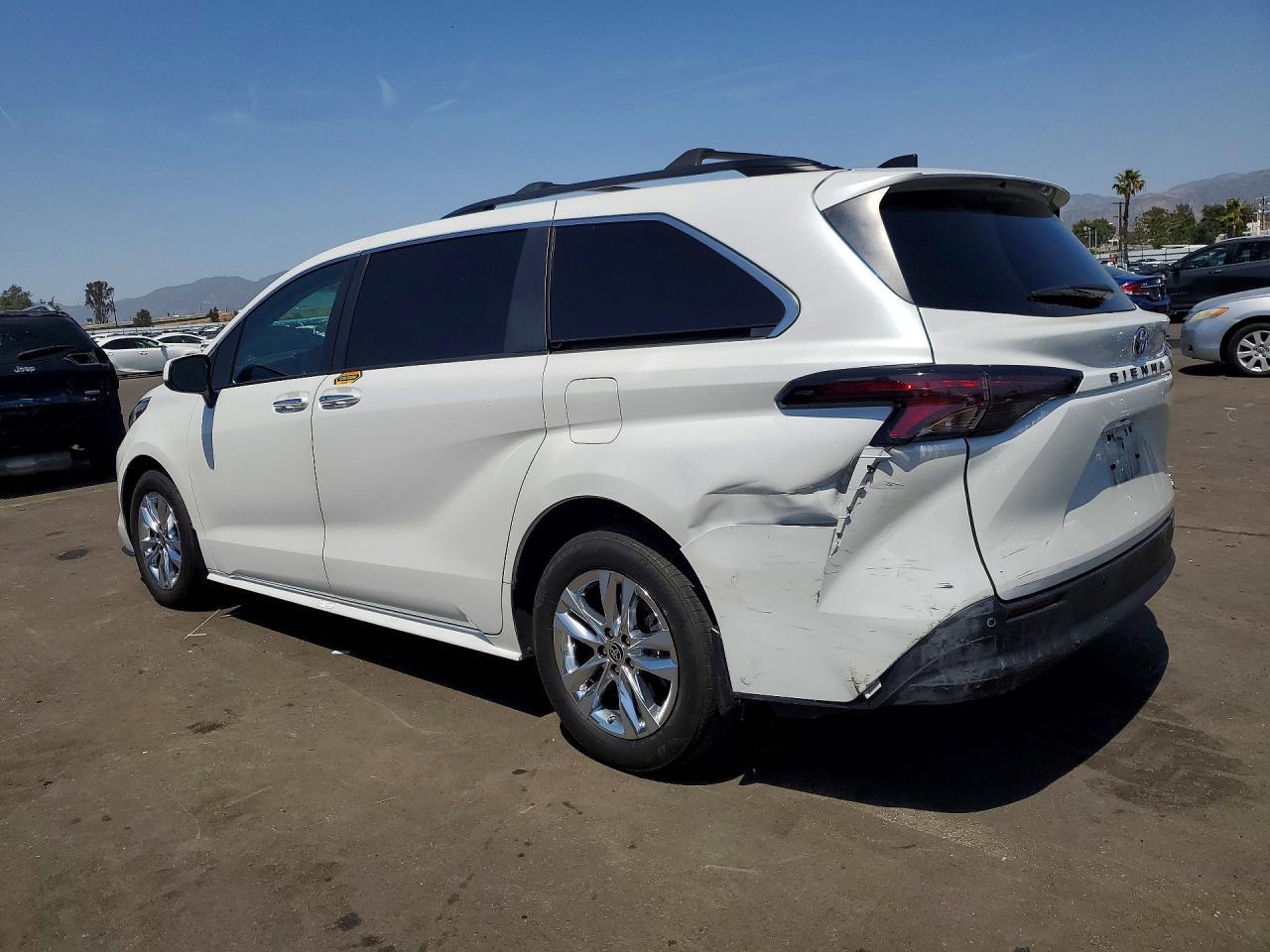 2024 Toyota Sienna Xle - zdjęcie 2