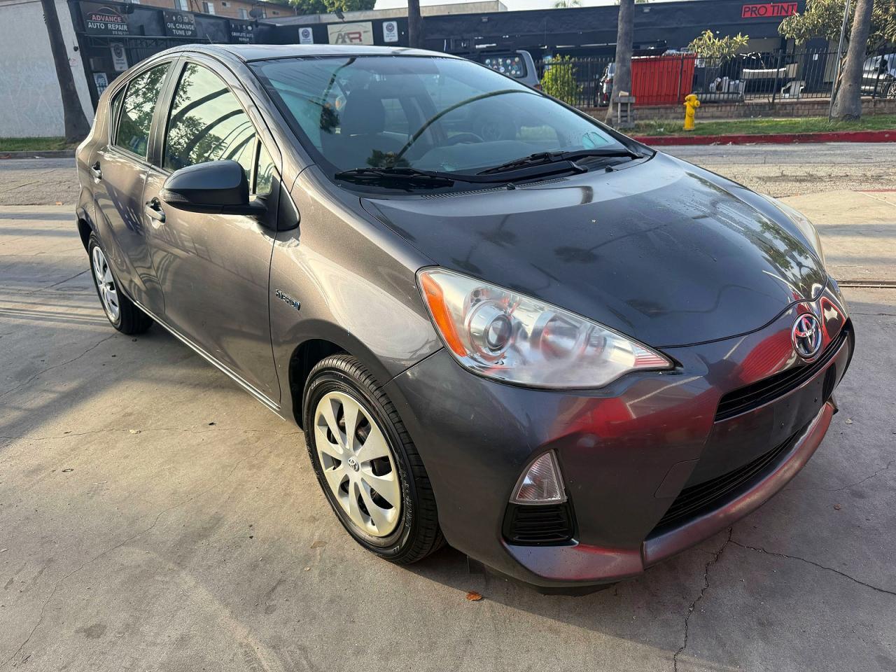 2013 Toyota Prius C Two - zdjęcie 2