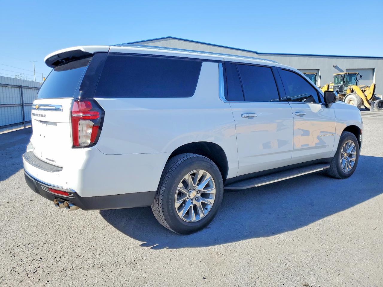 2023 Chevrolet Suburban C1500 Premier - zdjęcie 3
