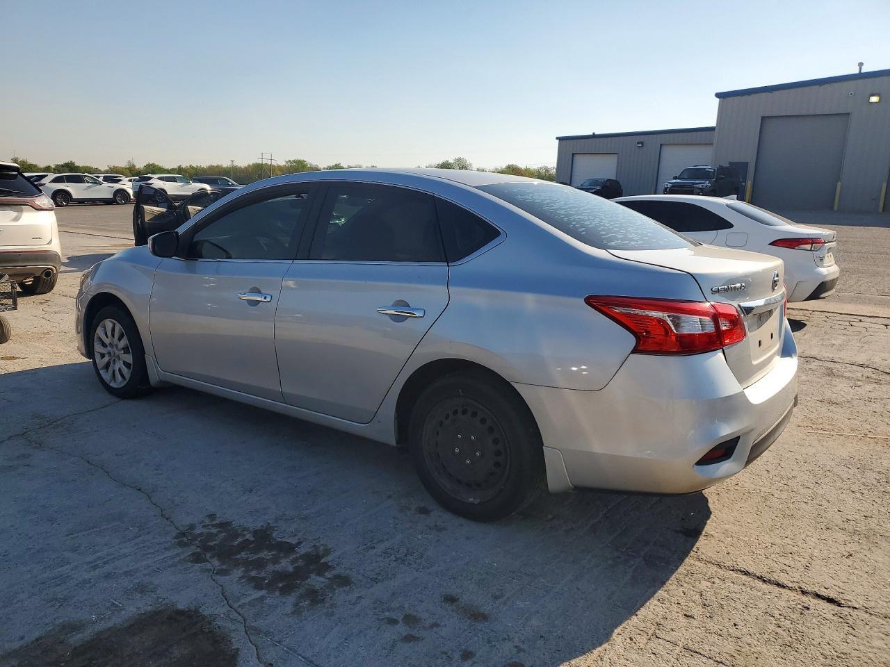2019 Nissan Sentra S - zdjęcie 2