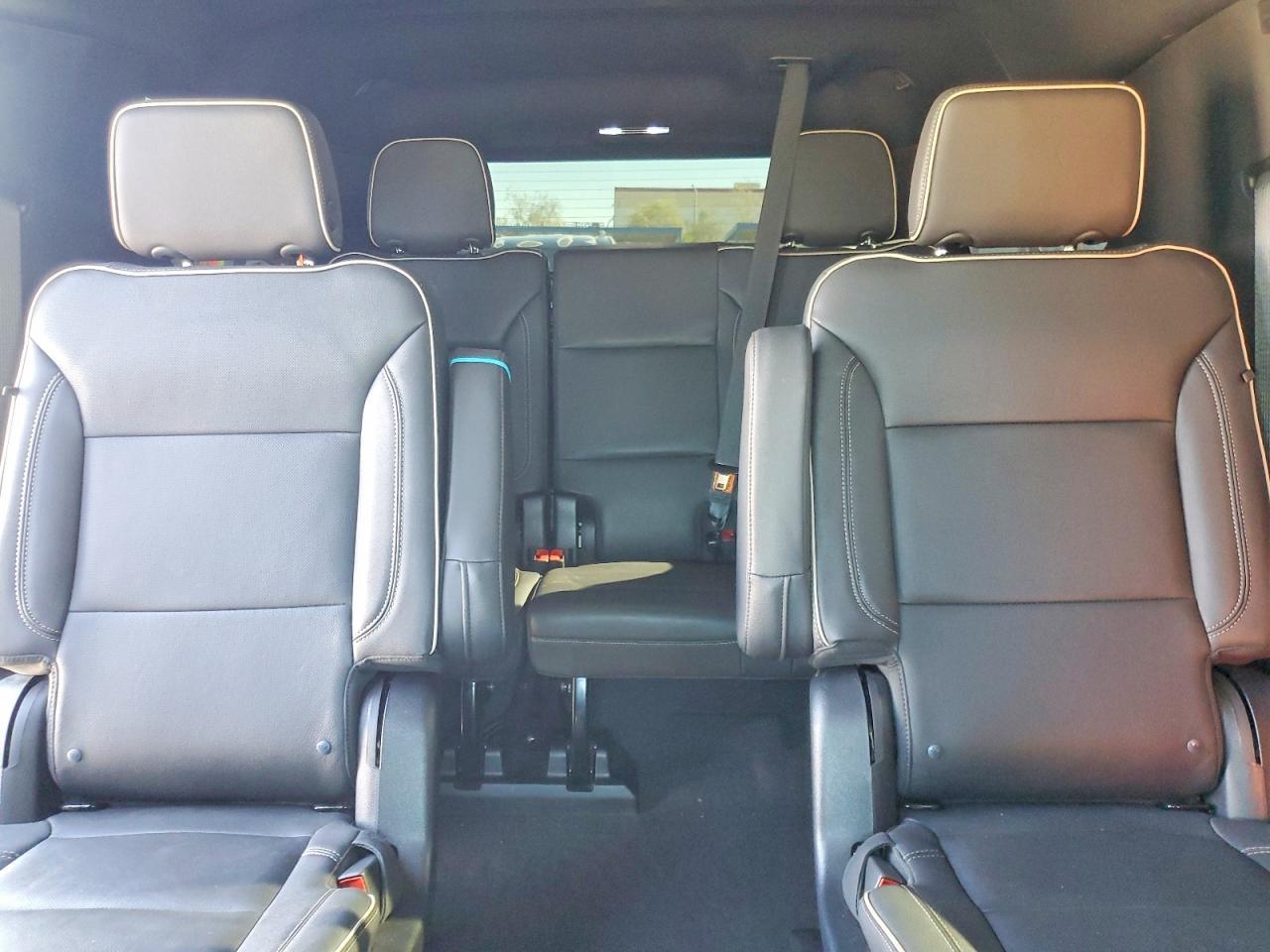 2023 Chevrolet Suburban C1500 Premier - zdjęcie 10