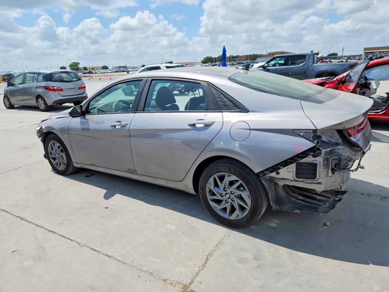 2024 Hyundai Elantra Sel - zdjęcie 2