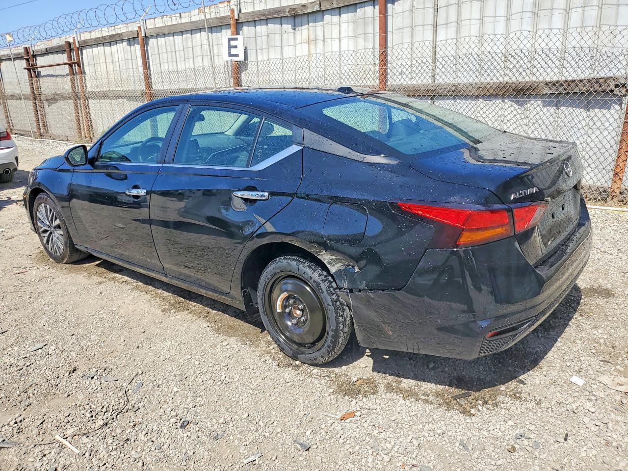 2025 Nissan Altima Sv - zdjęcie 2