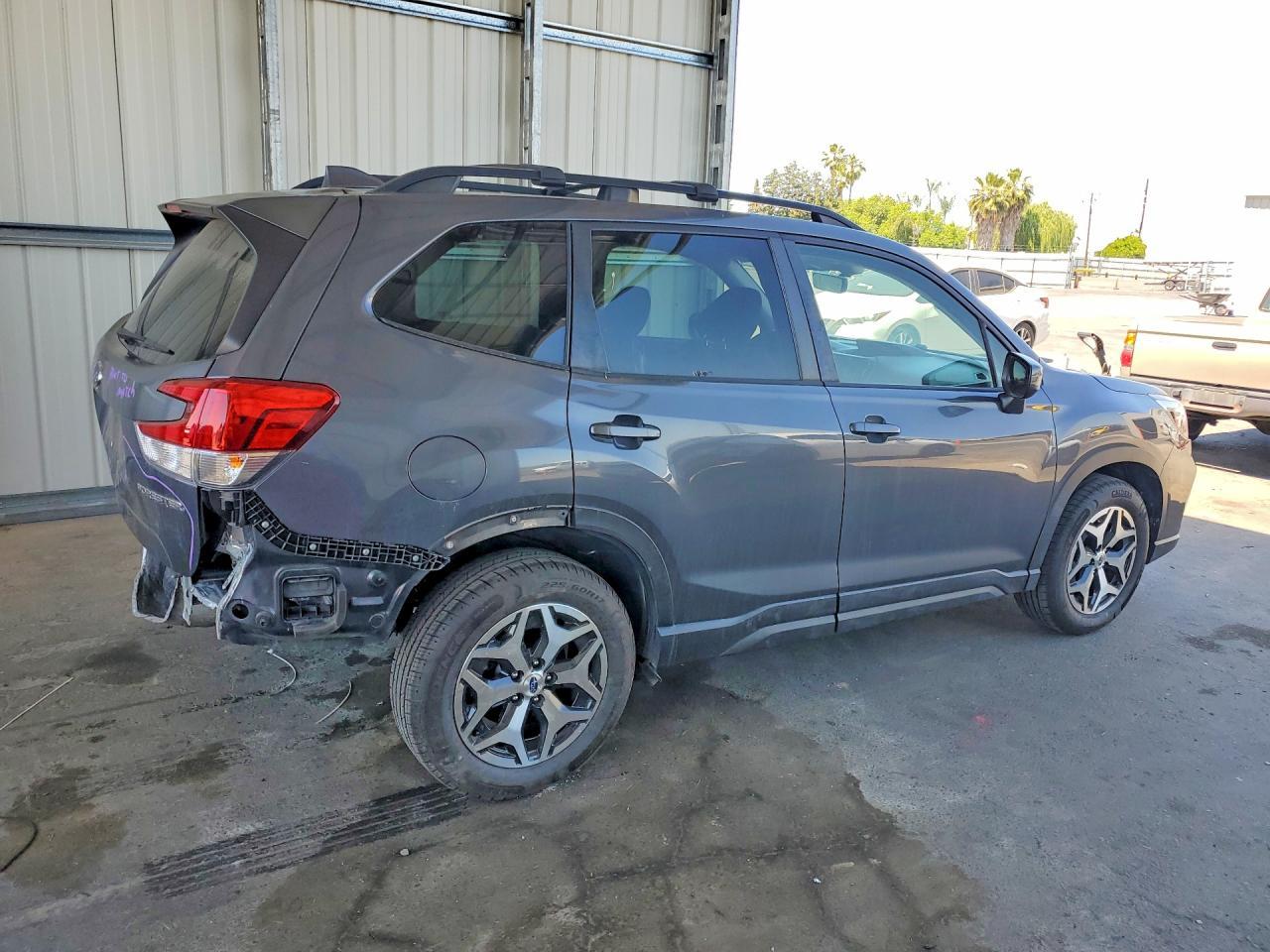 2021 Subaru Forester Premium - zdjęcie 3