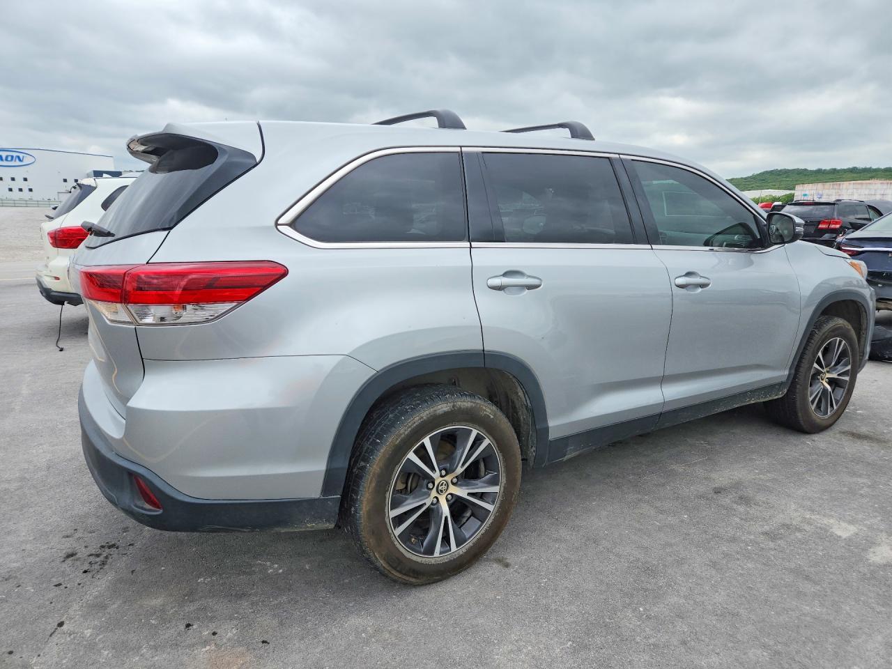 2019 Toyota Highlander Le - zdjęcie 3