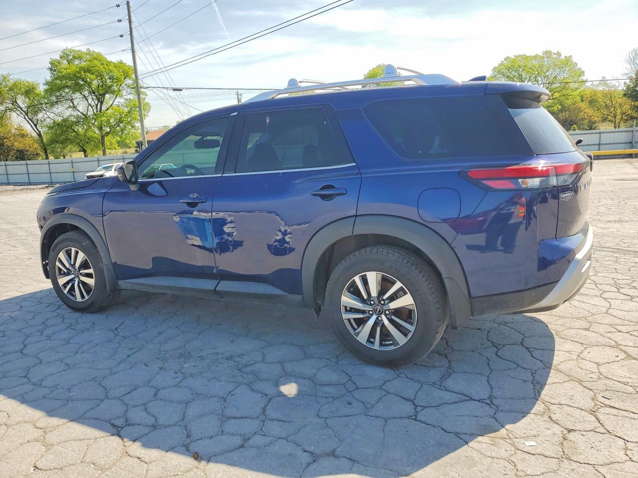 2022 Nissan Pathfinder Sl - zdjęcie 2