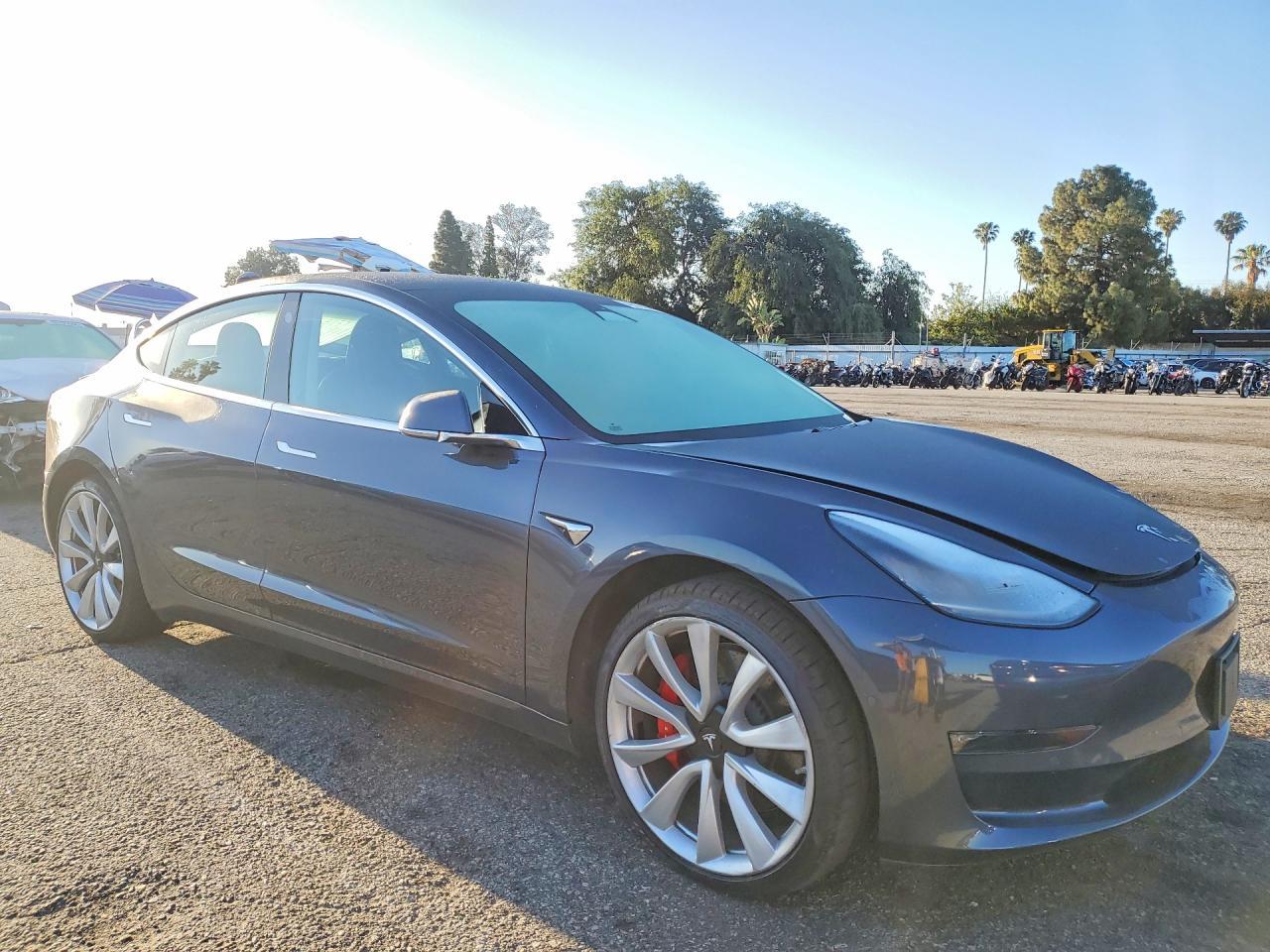 2019 Tesla Model 3 - zdjęcie 4