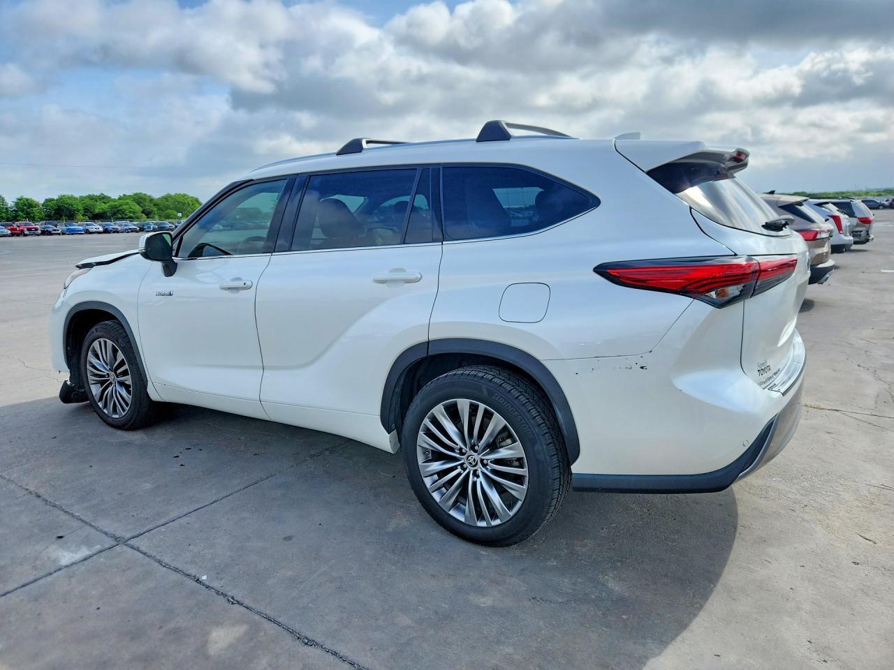 2021 Toyota Highlander Hybrid Platinum - zdjęcie 2