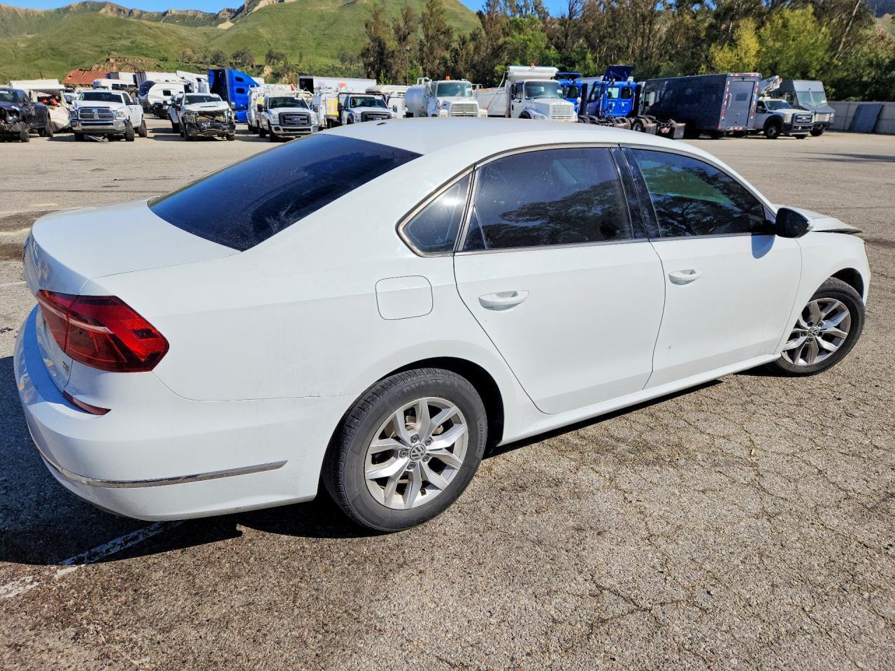 2018 Volkswagen Passat S - zdjęcie 3