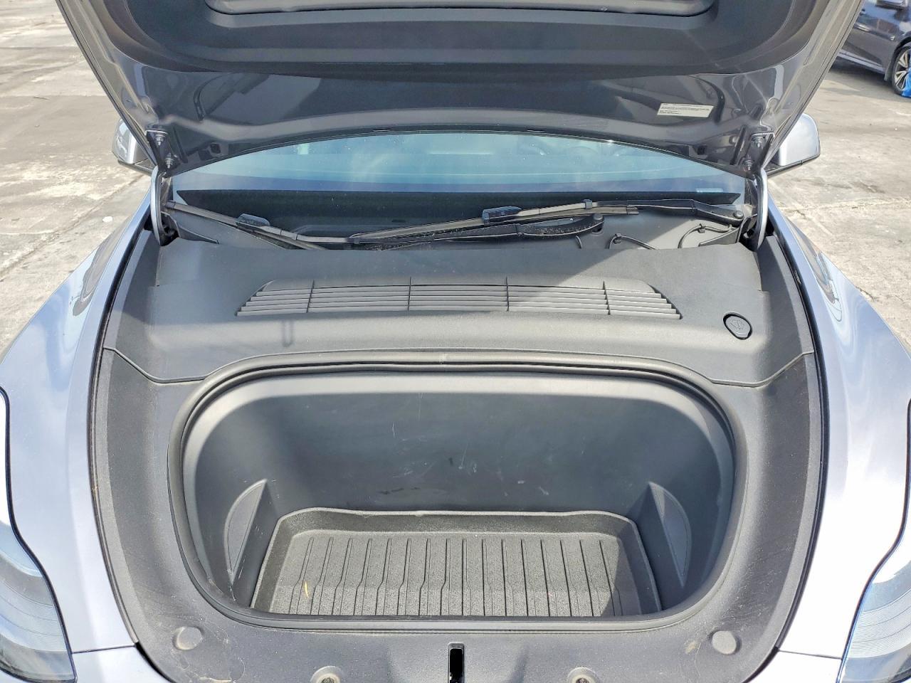 2024 Tesla Model Y - zdjęcie 11