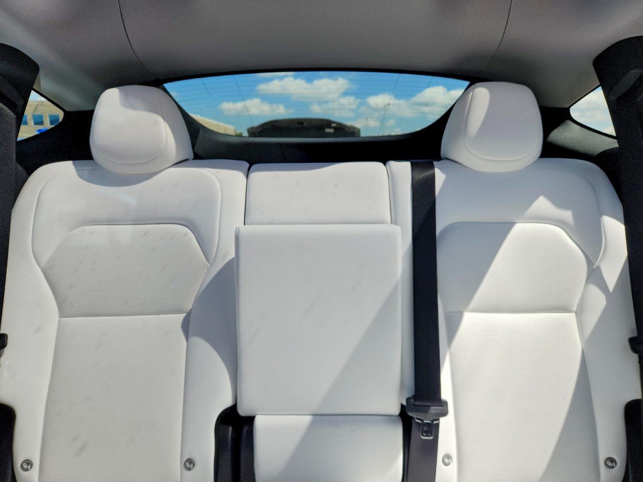 2026 Tesla Model Y - zdjęcie 10