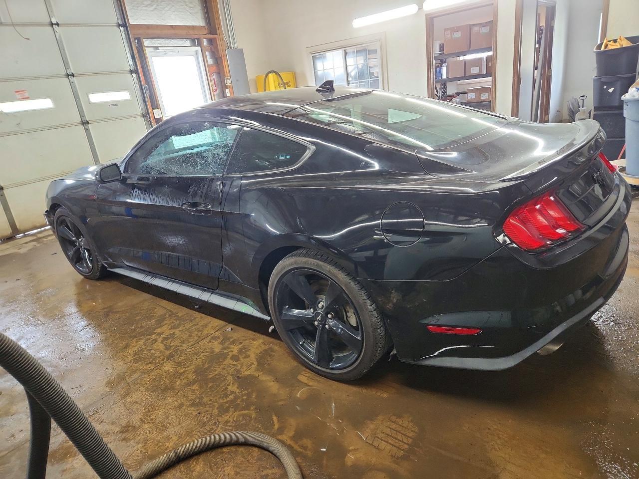 2021 Ford Mustang - zdjęcie 2