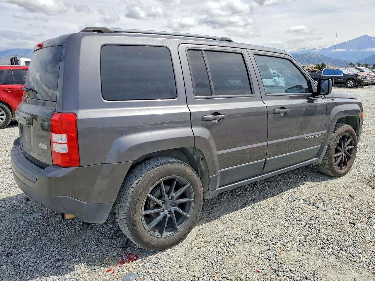 2016 Jeep Patriot Latitude - zdjęcie 3