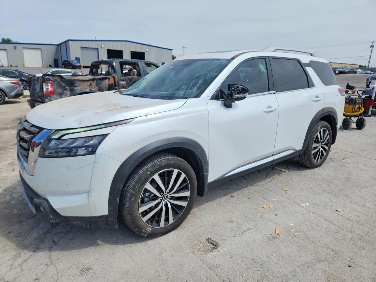 2025 Nissan Pathfinder Platinum - zdjęcie główne