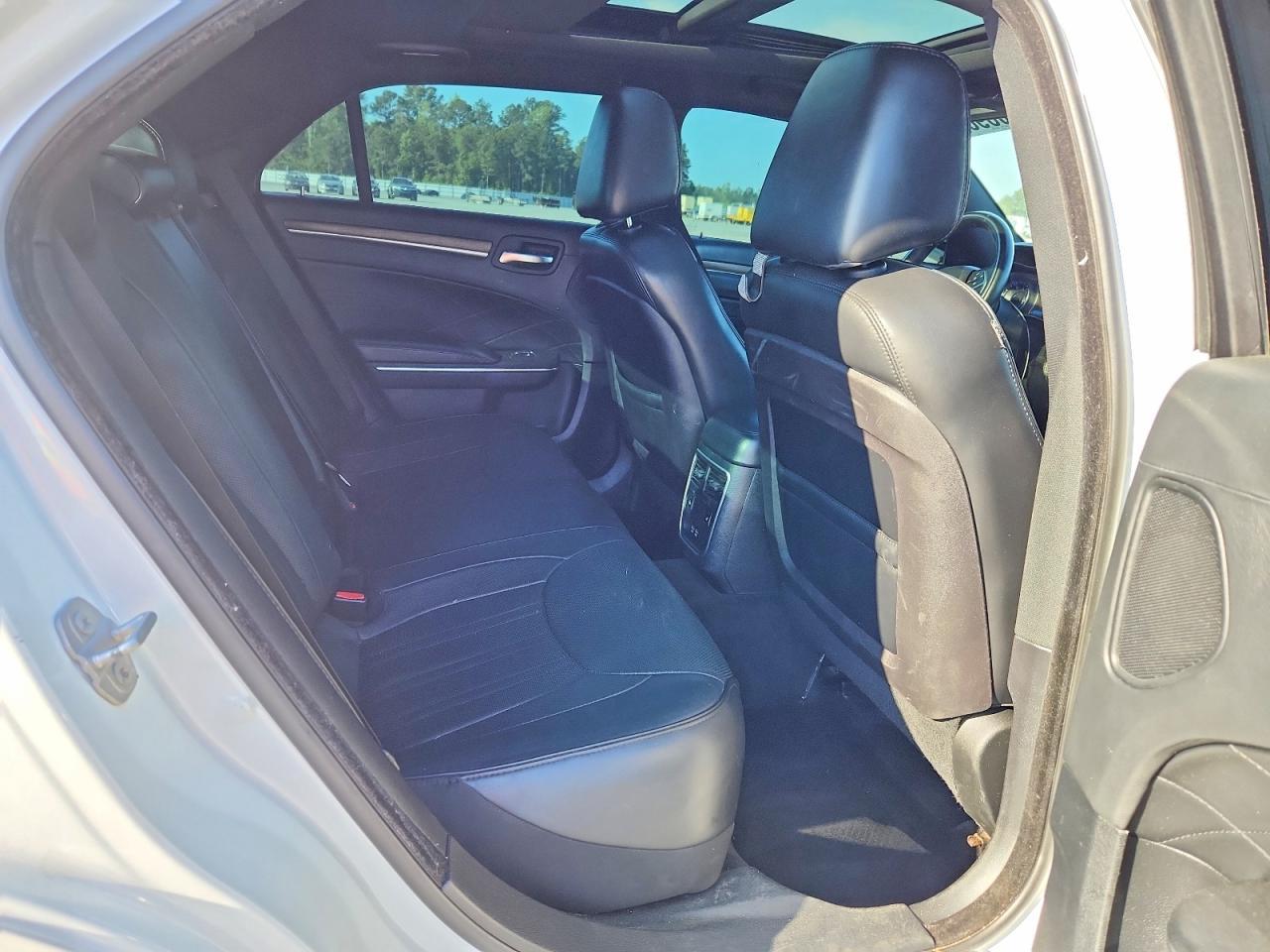 2015 Chrysler 300C Platinum - zdjęcie 10