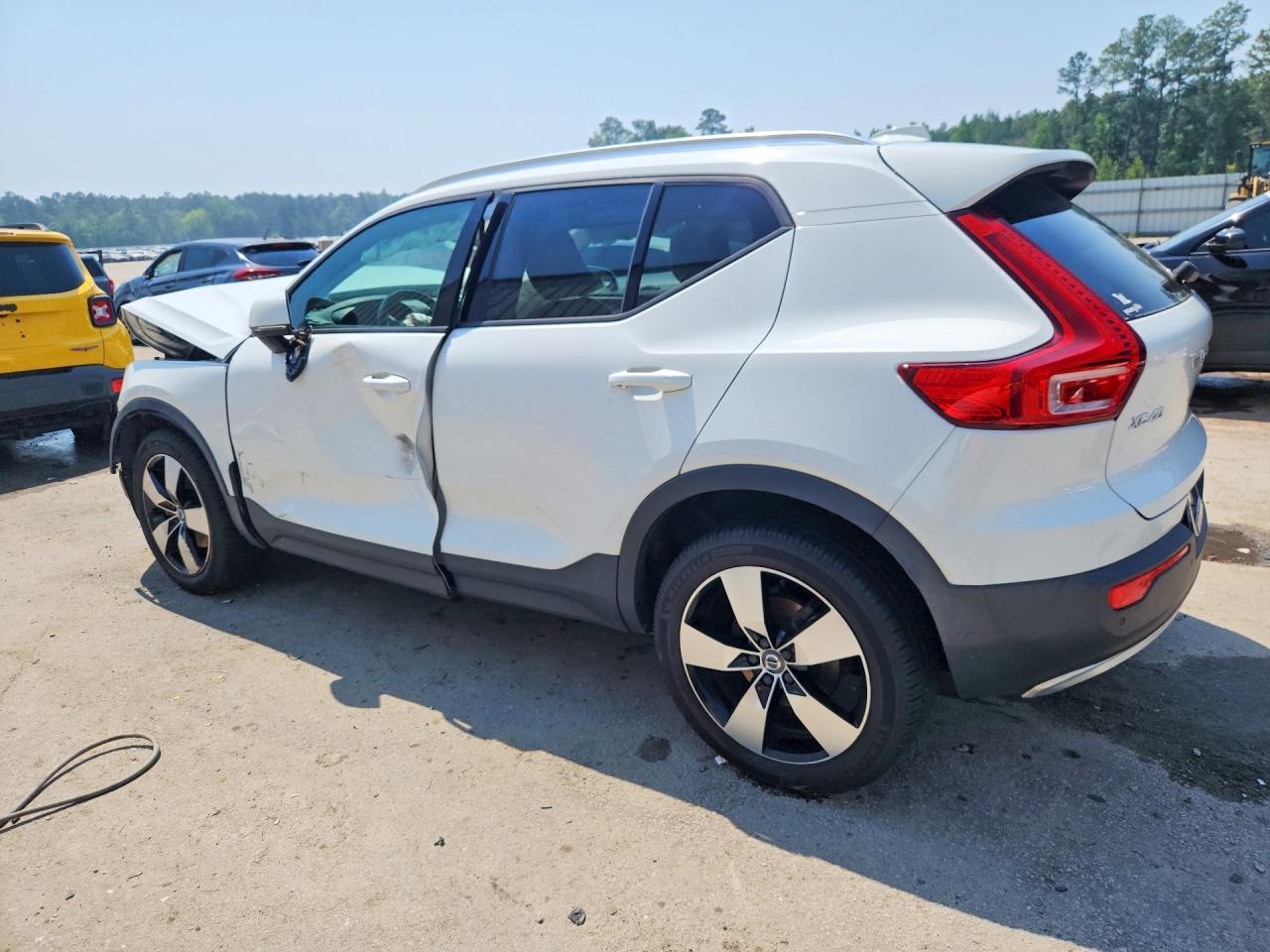 2020 Volvo Xc40 T4 Momentum - zdjęcie 2