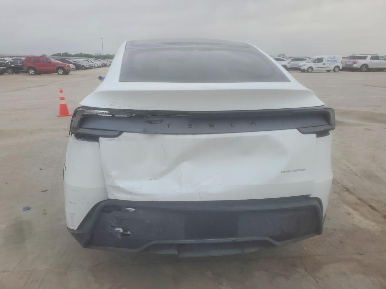 2026 Tesla Model Y - zdjęcie 6