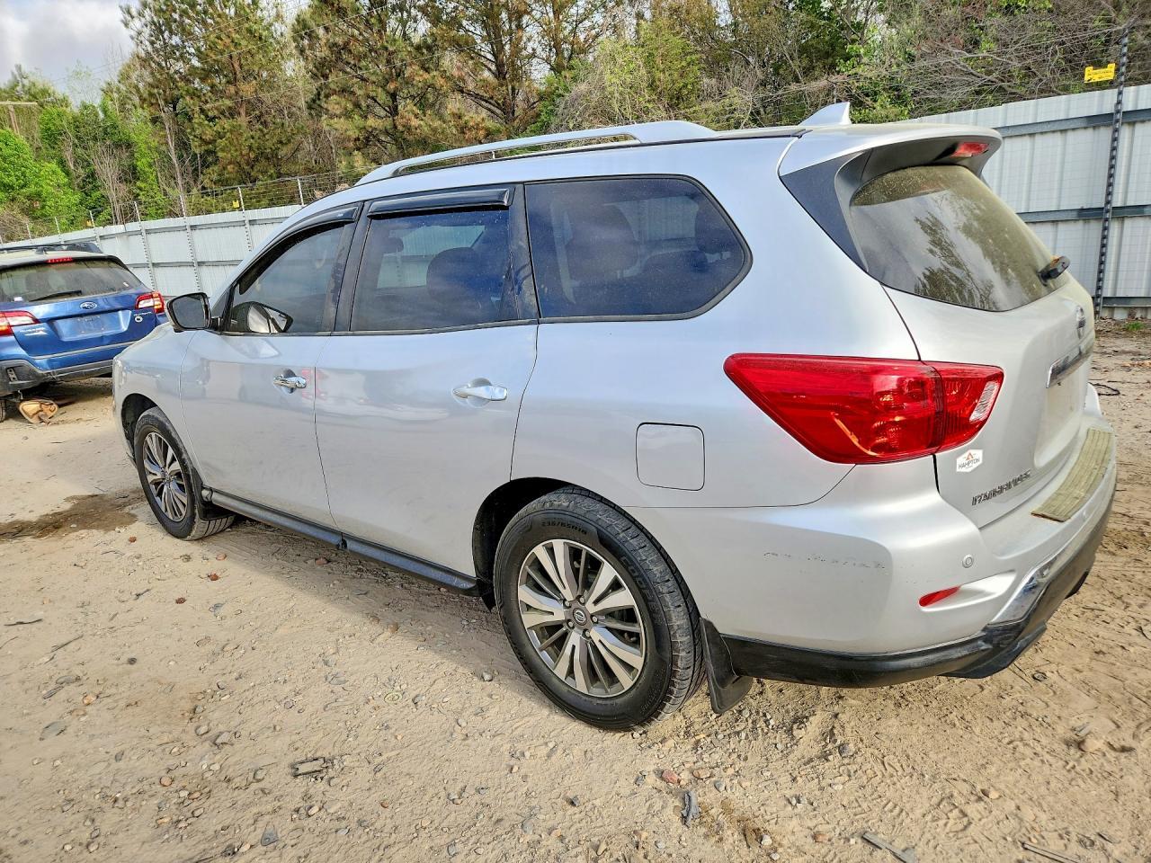 2019 Nissan Pathfinder Sl - zdjęcie 2