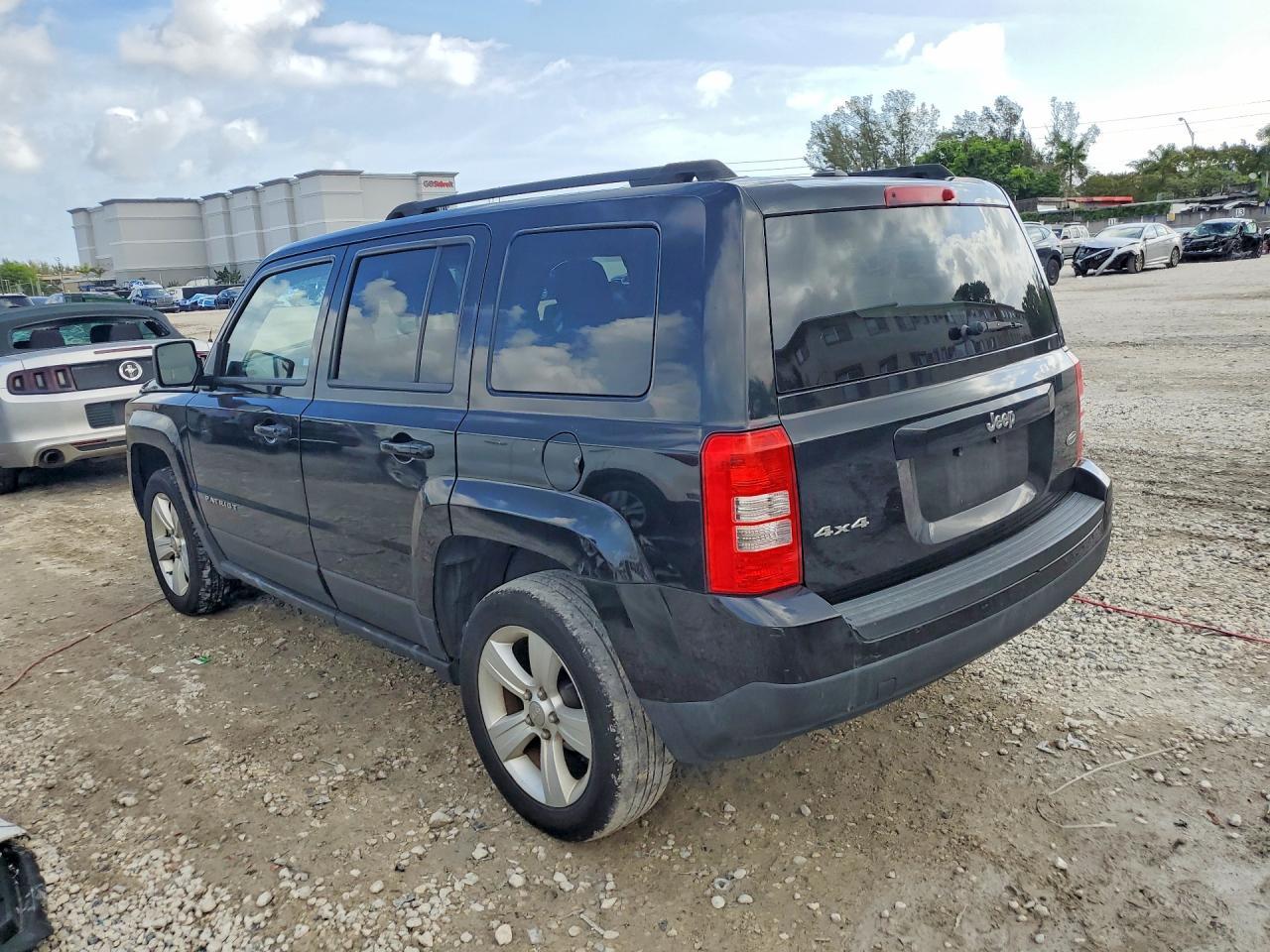 2015 Jeep Patriot Latitude - zdjęcie 2